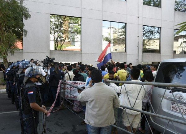 Buscan llegar al Palacio de López | Info Caacupe