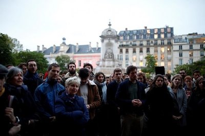 Cientos de parisienses, en vigilia frente a Notre Dame | Info Caacupe