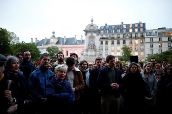 Cientos de parisienses, en vigilia frente a Notre Dame | Info Caacupe