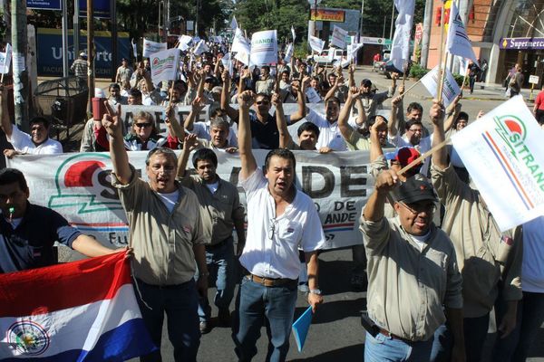 Funcionarios de la Ande anuncian huelga para finales de Noviembre