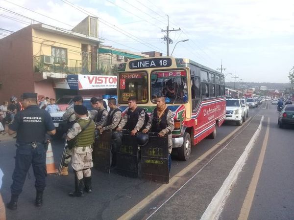 Chófer se encadena en su colectivo provocando un caos vehícular