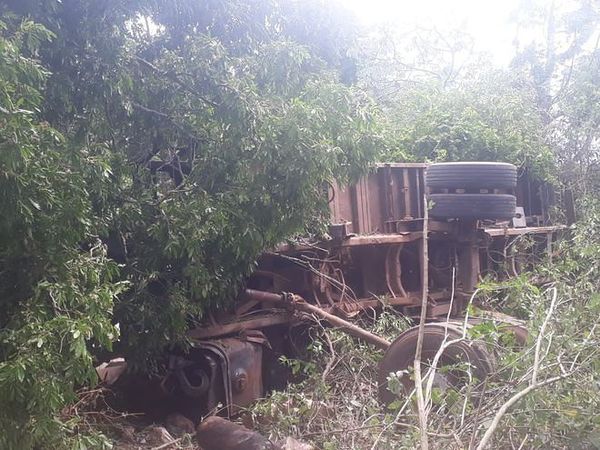 Fallece camionera al volcarse en zona Luque-San Ber
