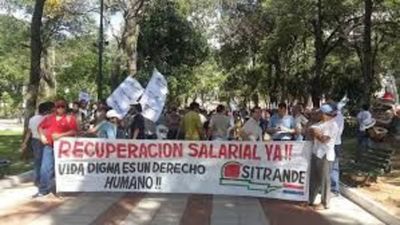 Funcionarios públicos se manifiestan para presionar a Benigno y mantener sus beneficios