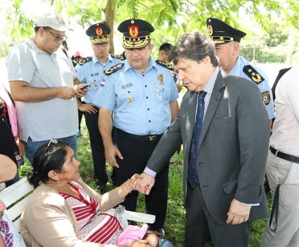 Acevedo visita a padres del secuestrado Edelio Morínigo