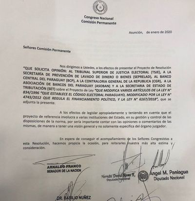 Senadores cartistas piden opinión a instituciones sobre ley de Financiamiento Político