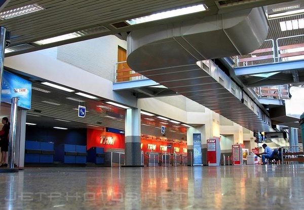 Dinac desaloja a comercios irregulares en el aeropuerto