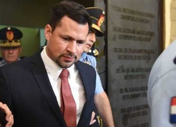 Equipo de Añetete salva a Ulises Quintana de ser destituido