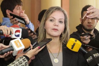 Senadora admite que medios de prensa toman a a ligera juicio a la fiscal General