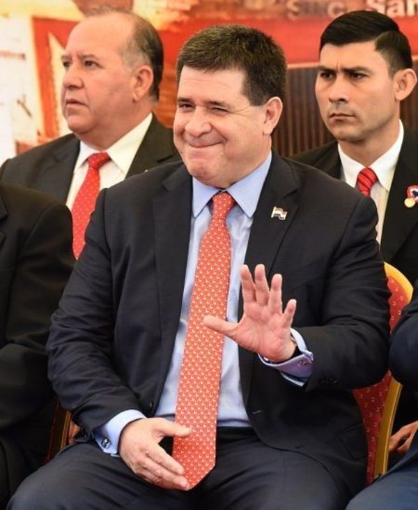 Horacio Cartes se pone a disposición de la fiscalía paraguaya