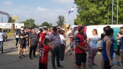 Largas colas en frontera de hinchas que intentan ingresar al país