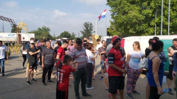 Largas colas en frontera de hinchas que intentan ingresar al país
