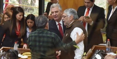 Senadores analizan bloquear información pública de funcionarios
