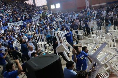 Proveedor de sillas denuncia al PLRA por una adeuda Gs 34 millones