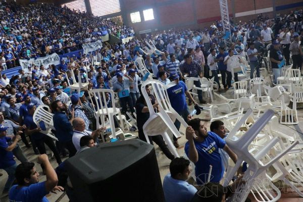 Proveedor de sillas denuncia al PLRA por una adeuda Gs 34 millones