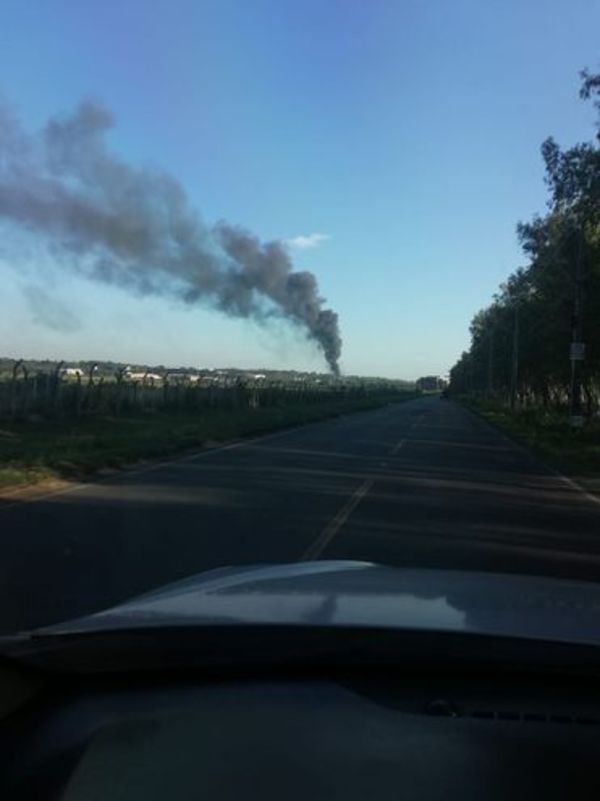 Arde una fábrica en Roque