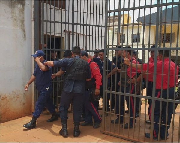 Declaran ante la fiscalia 31 guardias y director del Penal de Pedro Juan