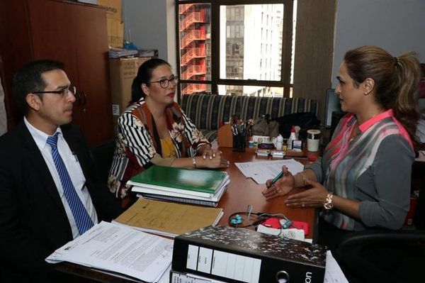 Jefa de Transparencia admite persecución y teme por su vida