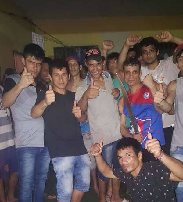 Reclusos posan con machetes para la foto de fin de año