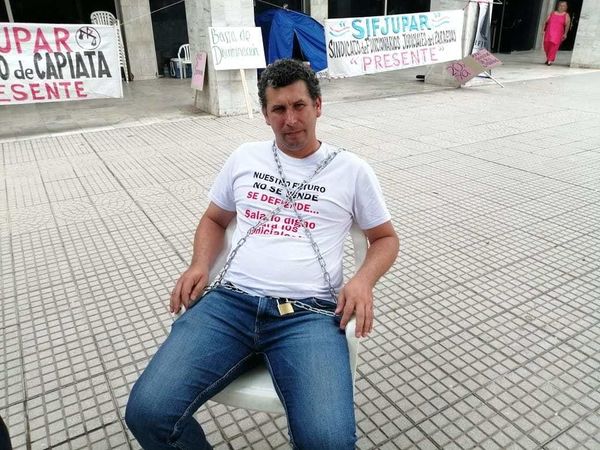 Funcionario se encadena por aumento de salario