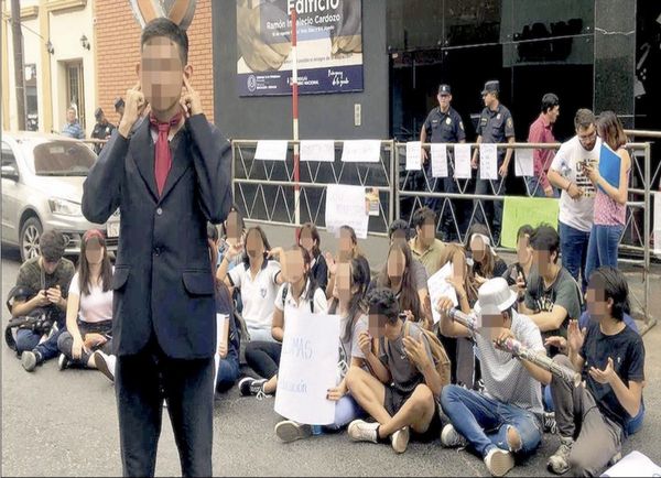 Estudiantes se movilizan en repudio a la gestión de Petta