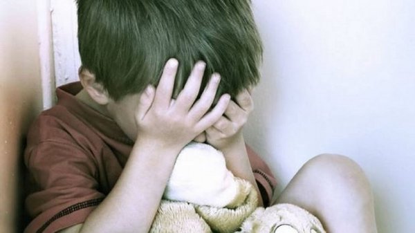 Aprehenden a niñera grabada maltratando a niño de 1 año | Info Caacupe