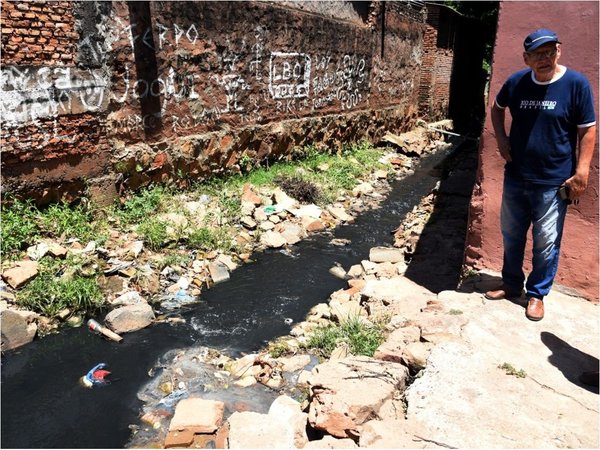 Saturados de cloaca, cuatro  barrios de Asunción urgen alcantarillado