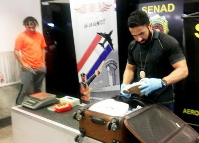 Capturan a “mula” con cocaína en su equipaje - Judiciales y Policiales - ABC Color