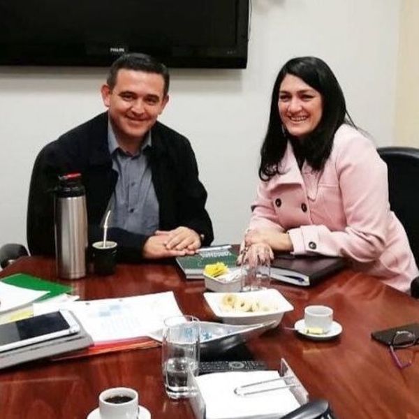 Ex ministra demanda a Petta por Gs. 2000 millones