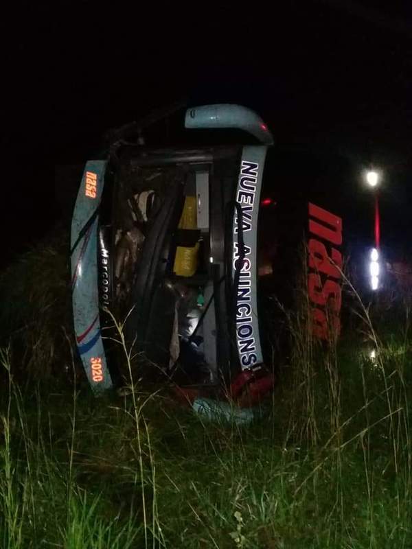 Ómnibus vuelca tras chocar contra un caballo en Concepción | Info Caacupe