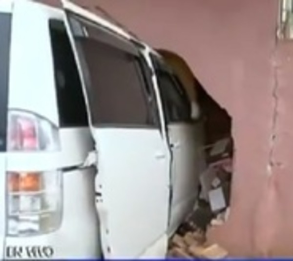 Conductora perdió el control y chocó contra una vivienda - Paraguay.com