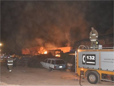 Incendio de gran magnitud consume una carpintería en Ypacaraí