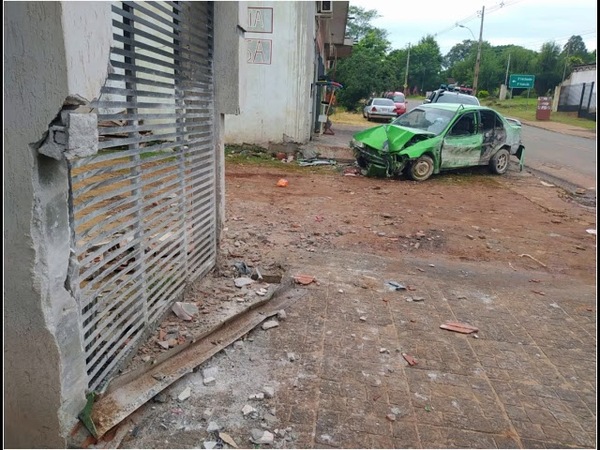 AUTOMOVILISTA EBRIO CHOCÓ CONTRA EL PORTÓN DE UNA CASA
