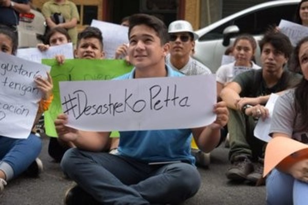 Con una protesta alegórica, estudiantes exigen salida de Petta