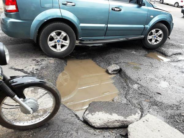 Un “cráter” genera peligro en Cuarto Barrio •