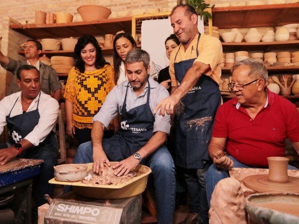 Jefe de Estado visitó a artesanos de la ciudad de Areguá
