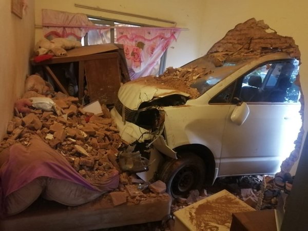 Pierde control de su camioneta, roza a joven y choca contra una vivienda