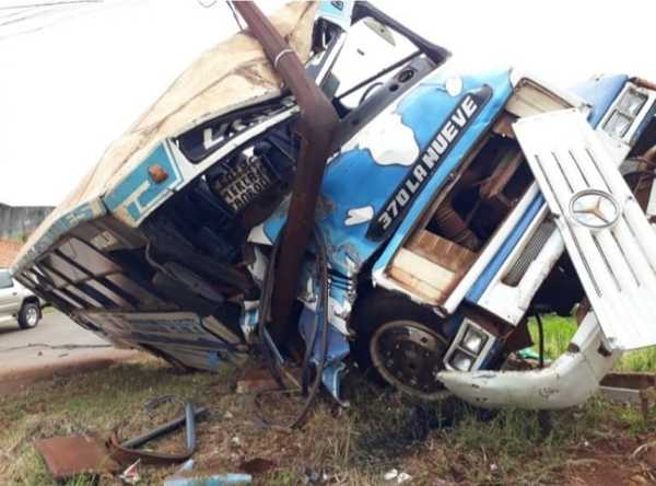 Colectivo chocó contra columna de ANDE en Ciudad del Este