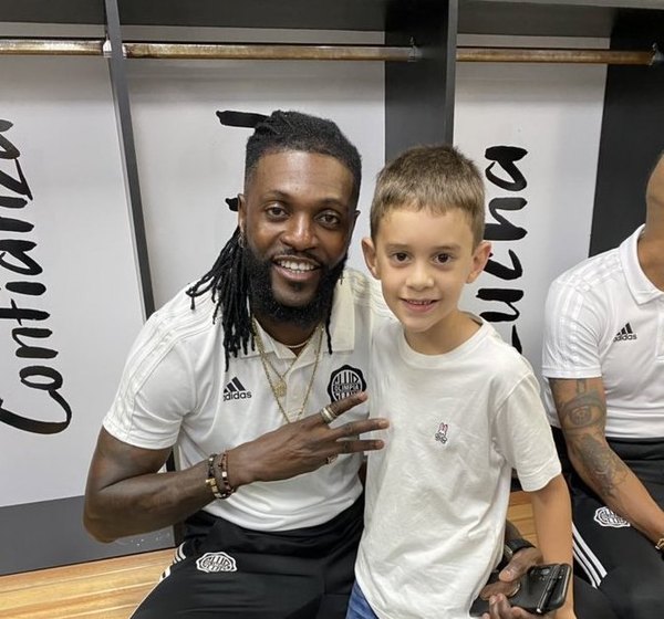 El hijo de Trovato, clave para el fichaje de Adebayor por Olimpia