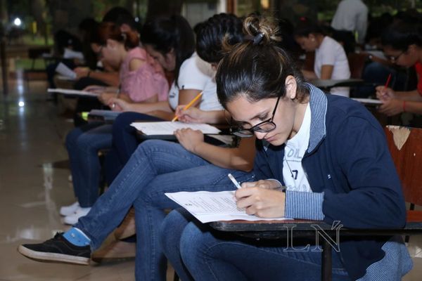 Jóvenes rindieron exámenes para becas de la Gobernación de Central