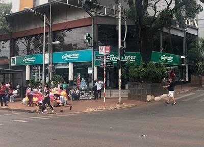 Delincuentes con tapabocas asaltan farmacia en CDE - ABC en el Este - ABC Color