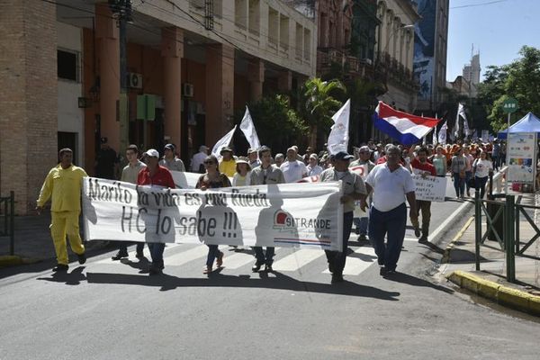 Subsidios y gratificaciones en sueldos públicos generan protestas y polémicas - Periodismo Joven - ABC Color