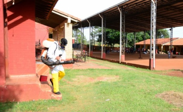 Limpian y fumigan escuelas a días de iniciar las clases