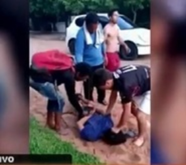Vecinos maniatan a presunto ladrón y lo entregan a la Policía - Paraguay.com