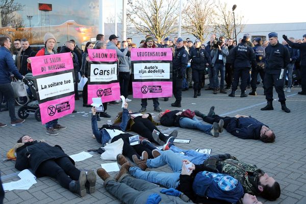 Extinction Rebellion se manifiesta cerca de la Fashion Week de Londres