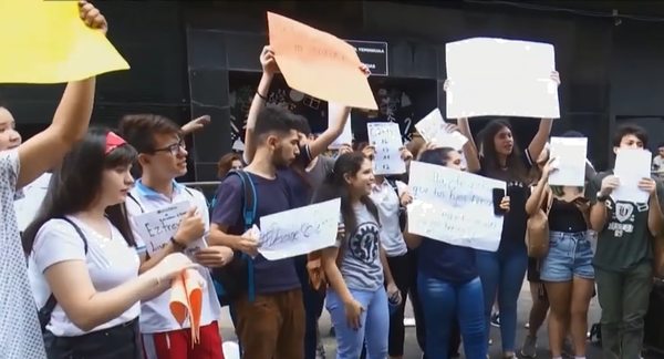 Estudiantes de la Fenaes piden la destitución del ministro Petta - Nacionales - ABC Color