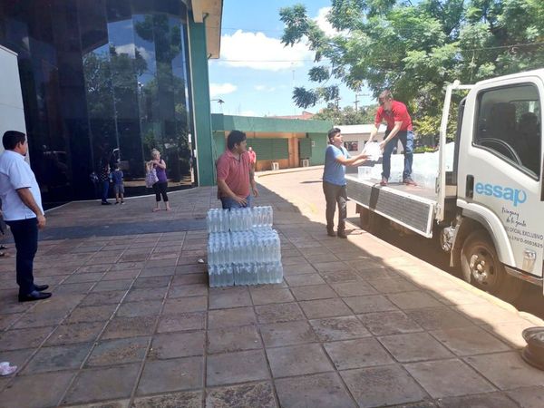 Essap continúa con la entrega de botellitas de agua en hospitales