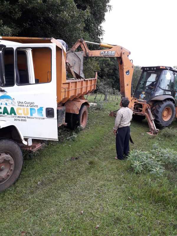 El Departamento de Vialidad de la Municipalidad de Caacupé entrega bloques de hormigón a Costa Pucú | Info Caacupe