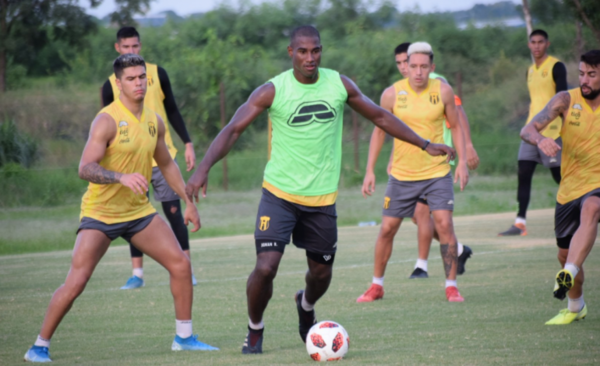 HOY / Mano a mano en el Arsenio Erico por la punta del campeonato