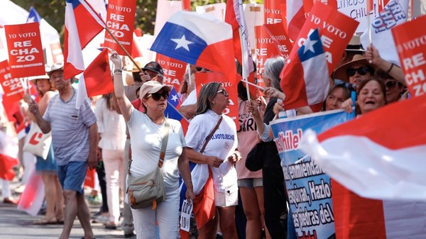 Miles de personas marchan en Santiago por el rechazo a una nueva Constitución » Ñanduti