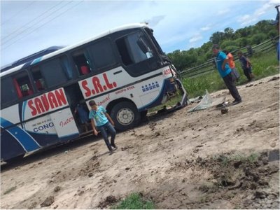Bus con pasajeros colisiona en pleno viaje a Fuerte Olimpo
